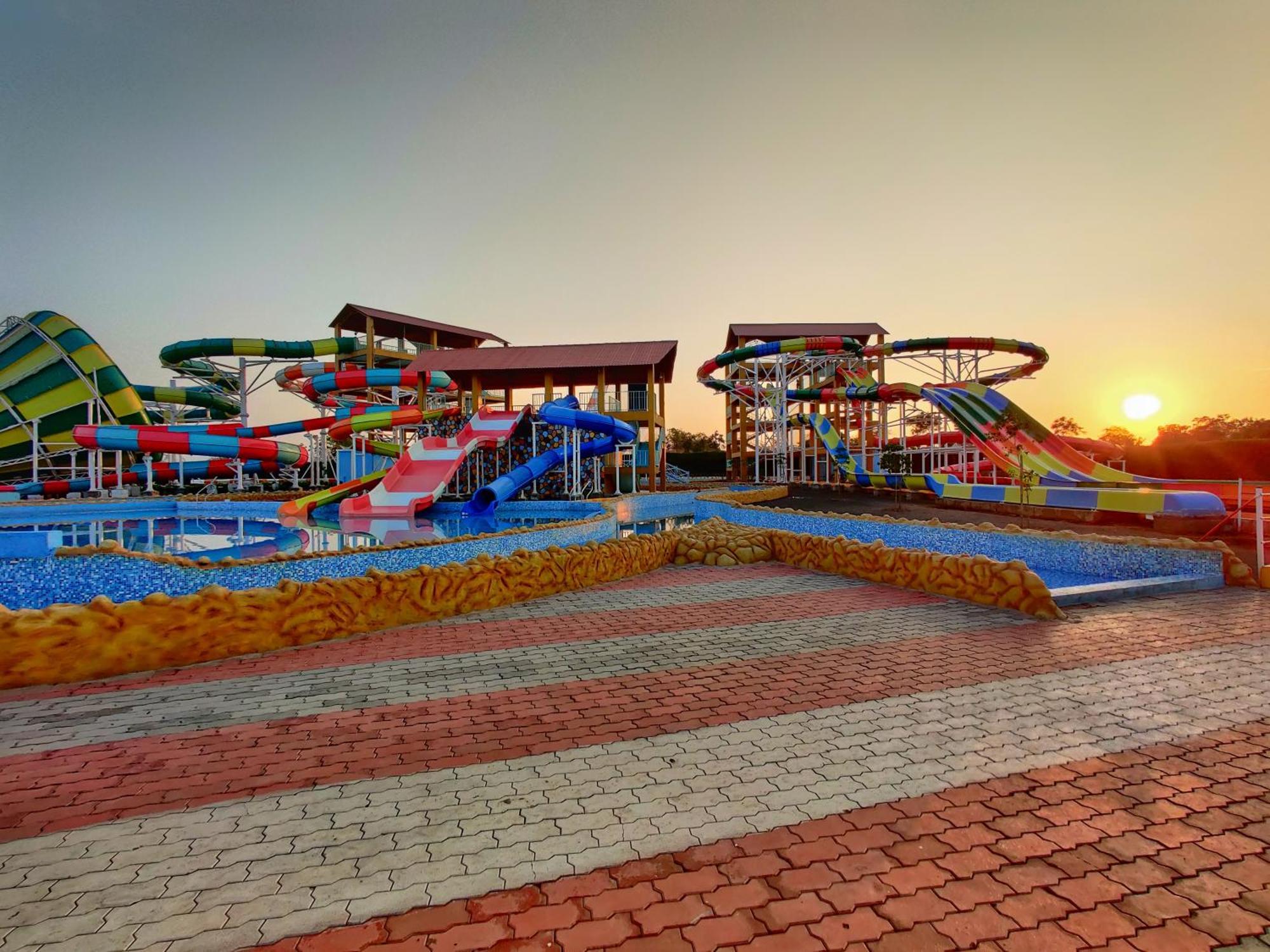 Wet N Wild Water Park & Resort Mendarda 外观 照片