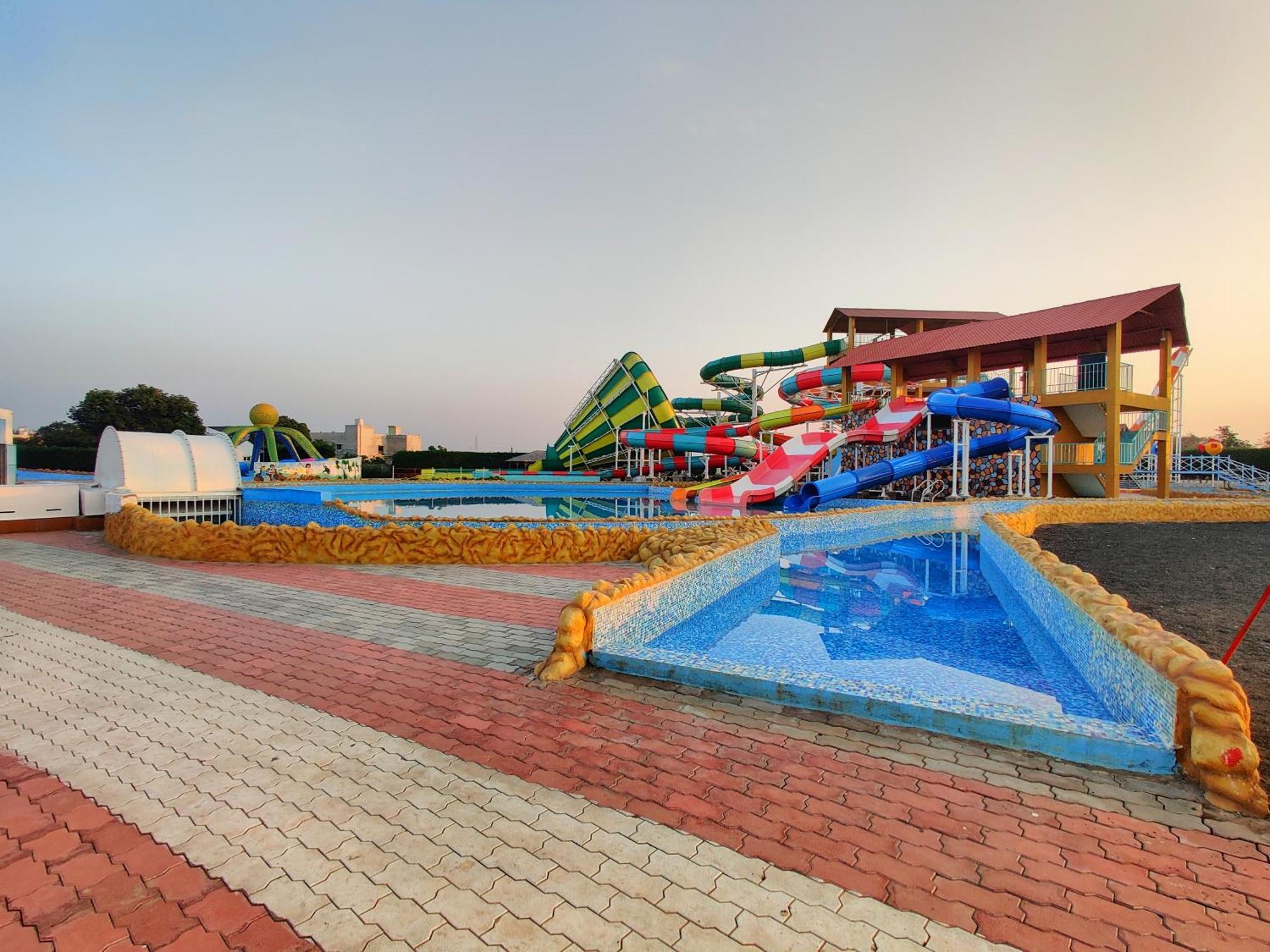 Wet N Wild Water Park & Resort Mendarda 外观 照片